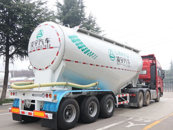 “小白罐”喜迎新搭檔，六大優(yōu)勢帶你揭秘專用牽引車